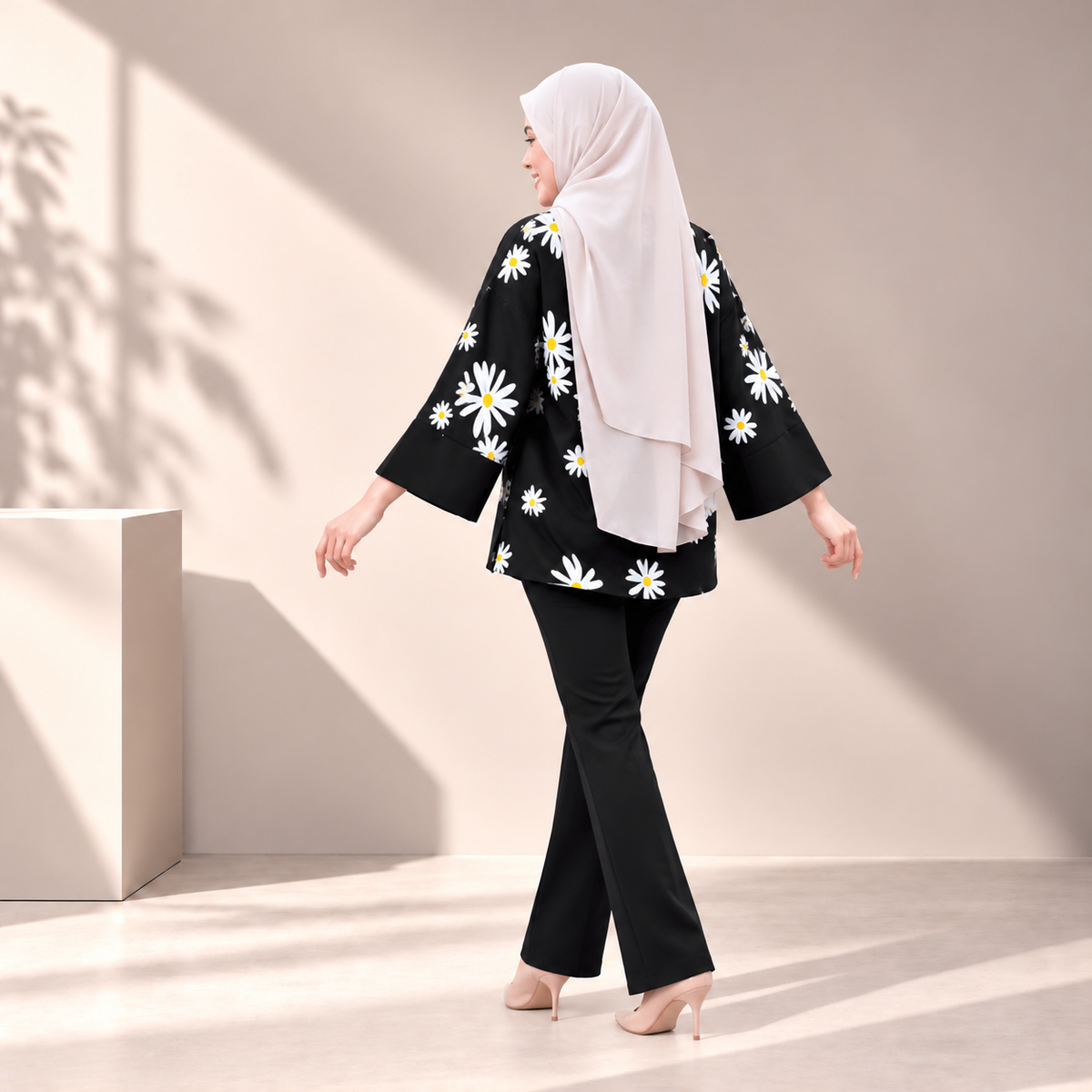 ALAYNA TOP  - BLACK DAISY